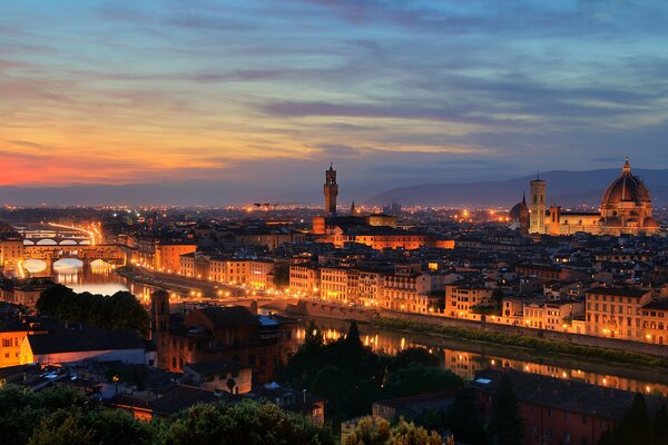 Coucher de soleil dans la belle ville nocturne