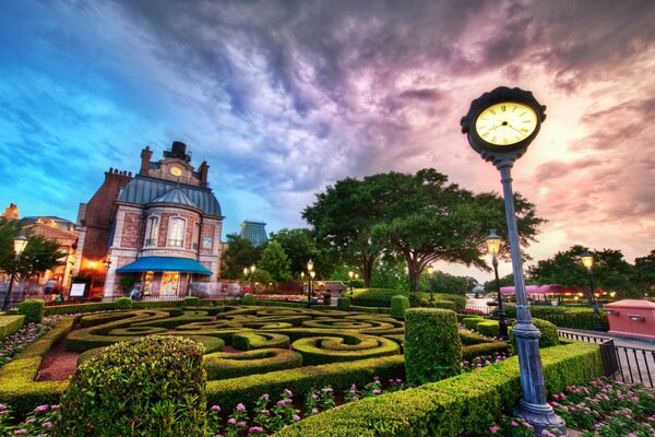 Puesta de sol mágica sobre la casa y el Jardín