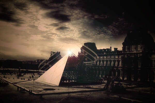 Линии пирамиды Лувра в солнечных лучах