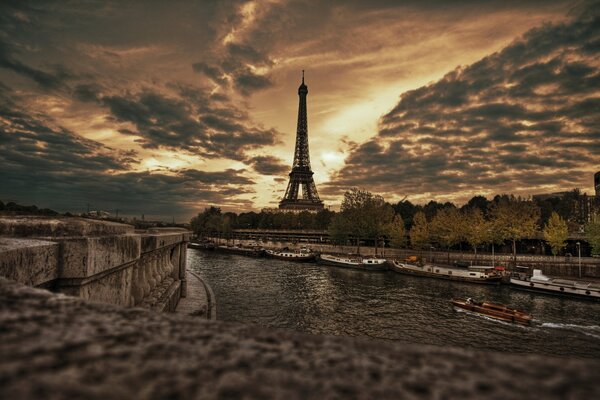 Paseo marítimo de París en la torre Eiffel