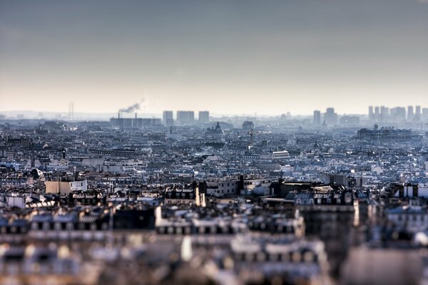 Città in lontananza. vista dall alto in basso