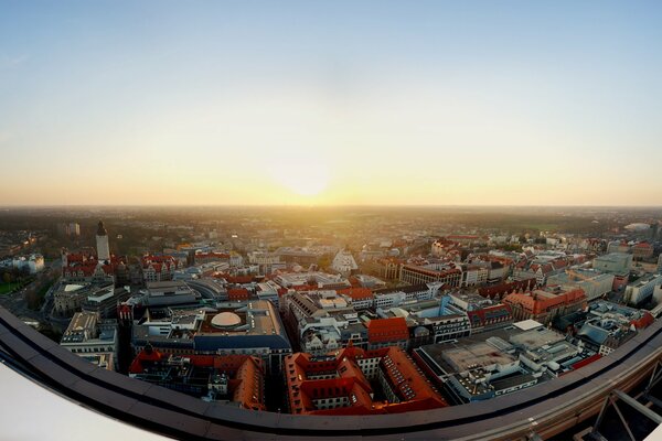 L aube du toit révèle une vue panoramique sur la ville . Le soleil se lève de derrière l horizon