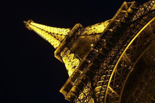Tour Eiffel nocturne sous un angle inhabituel - vue de dessous