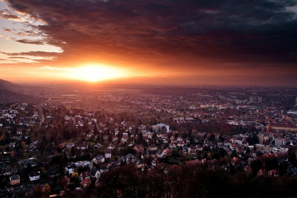 Coucher de soleil ensoleillé sur la ville avec des maisons basses