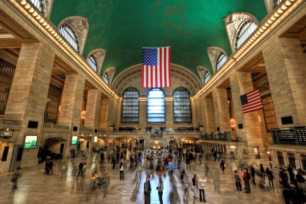 The inner part of the central station with a lot of people