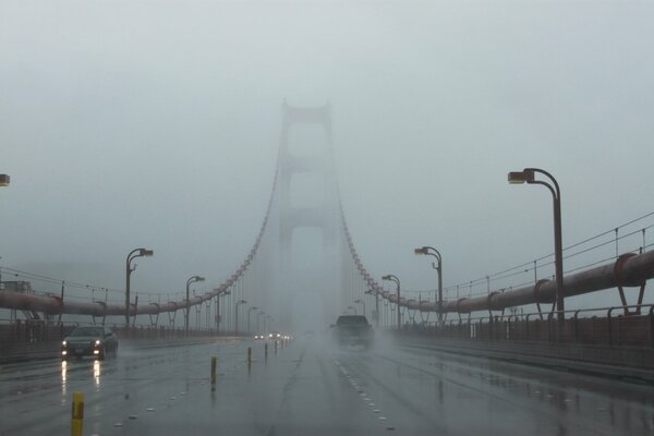 Día de niebla fría en el puente