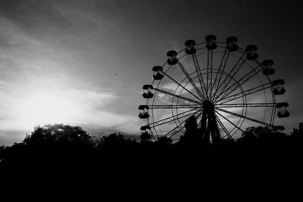 Imagen en blanco y negro con la noria