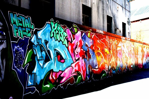 Imagen de graffiti brillante en la pared