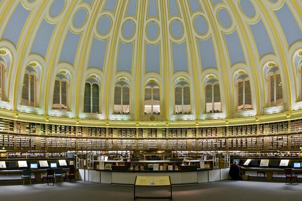 Panorama de la grande bibliothèque aux tons dorés