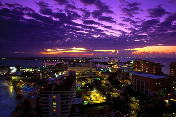 Cancun notturno al crepuscolo serale