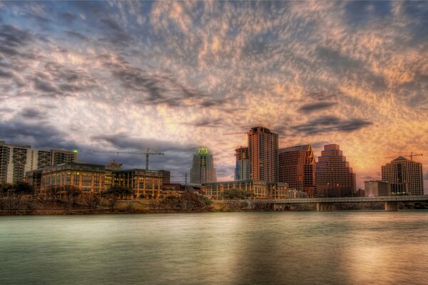 Puesta de sol y nubes en el río en Austin