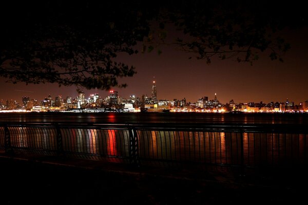 Night on the embankment on the desktop