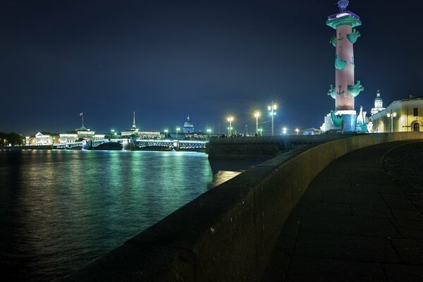 Nocny Petersburg rzeka światła nabrzeże