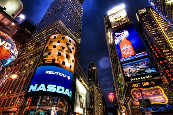 Hermosa nueva York en la noche con sus rascacielos