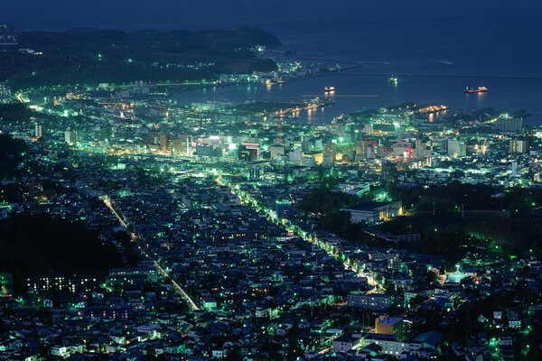 Iluminada por las luces de la noche, la ciudad japonesa de Hokkaido