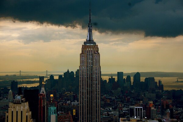 Schöner Himmel mit einem Wolkenkratzer in New York