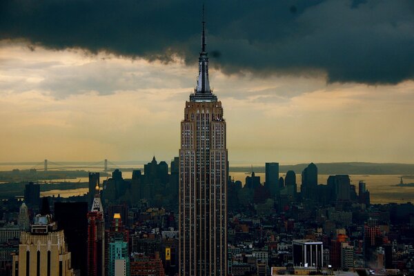 Bel cielo con un grattacielo a New York