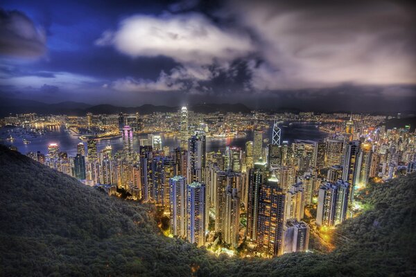 Nocne wieżowce w Hongkongu