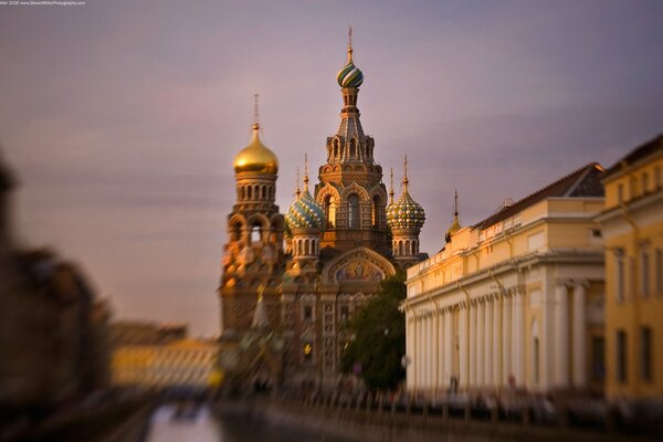 Великая церковь спас на крови в вечернем свете