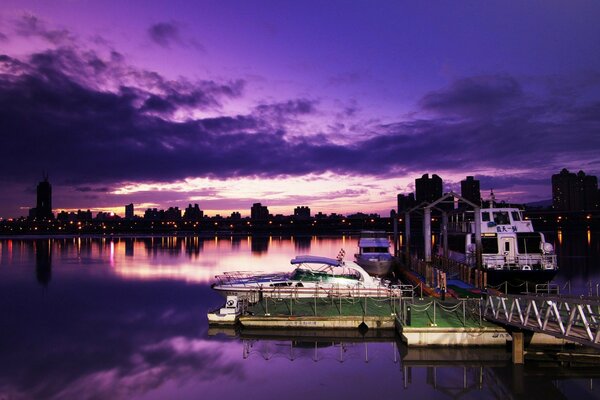 Crepúsculo en el puerto nocturno de la ciudad