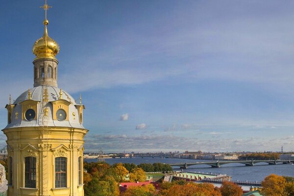 Blick auf den Kirchturm und die Brücke im Herbst von St. Petersburg