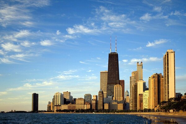 Drapacze chmur w Chicago w ładny, spokojny dzień