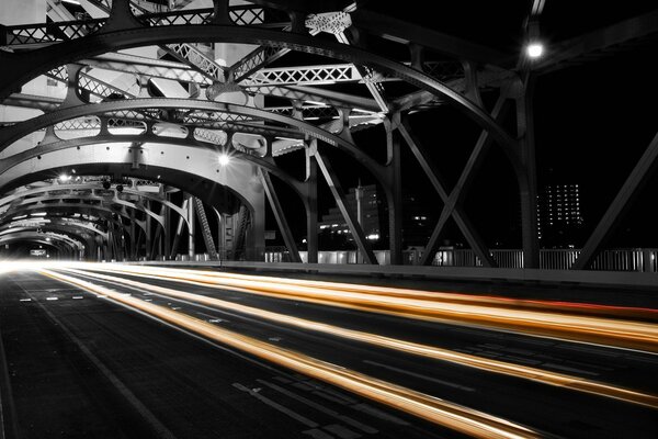 Pont de nuit avec des lumières