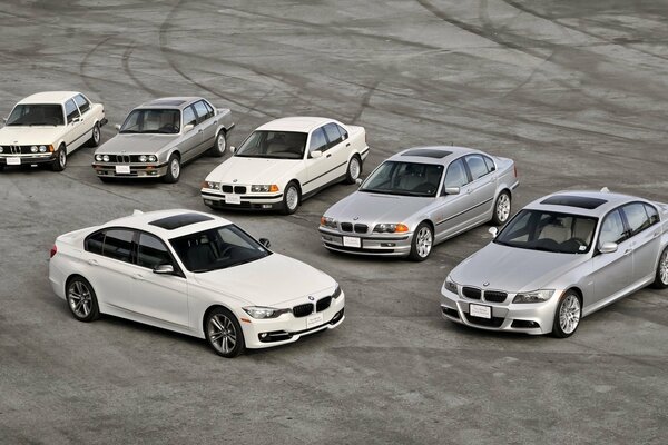 Plusieurs voitures BMW à l exposition