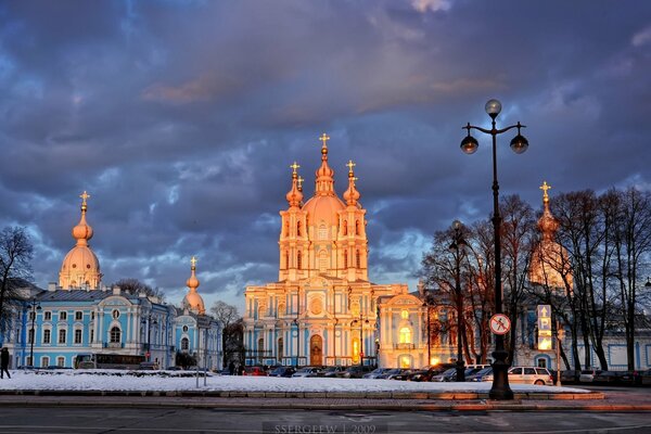 Catedral de Smolny, bajo los rayos del sol Poniente