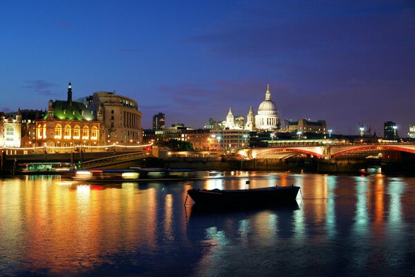 Boot auf dem Fluss in einer wunderschönen Londoner Nacht