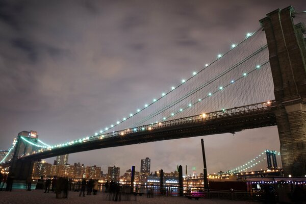 Puente de nueva York en las luces