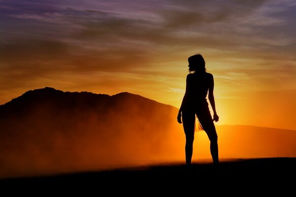 Silhouette eines Mädchens auf Sonnenuntergang Hintergrund