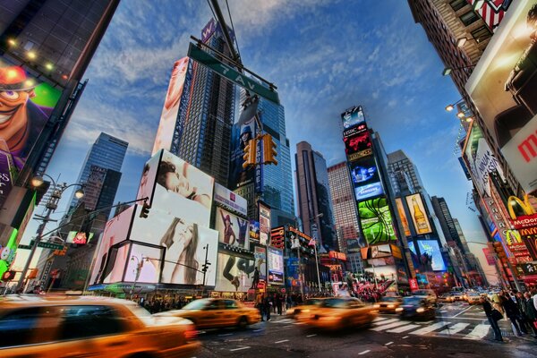 Taksówki w Nowym Jorku migają przed wieżowcami