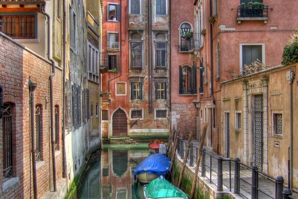 Parken von Booten in der Nähe von Häusern in Venedig