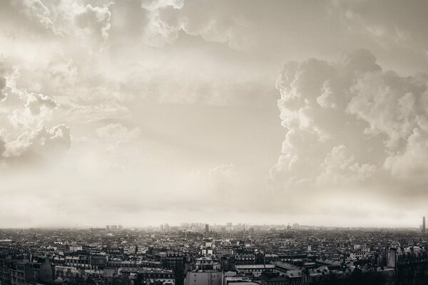 Wolken verdichten sich über dem Panorama der französischen Hauptstadt