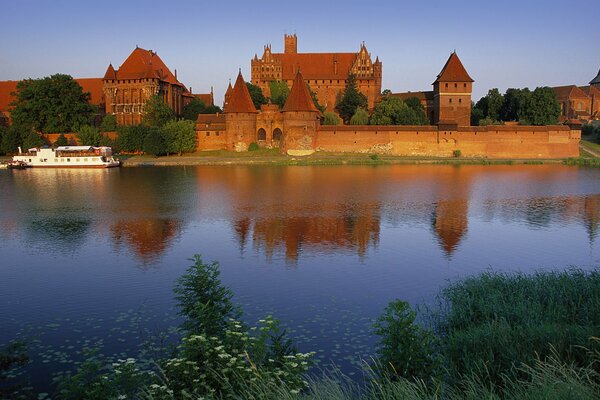 Ancien château sur les rives de l ozeoa