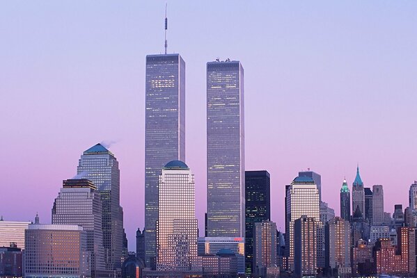 Las torres gemelas de nueva York, fondo púrpura