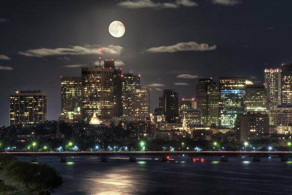 Luna brillante y hermosa ciudad nocturna