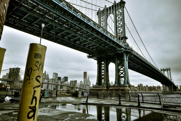 Die Manhattan Bridge überquert den Fluss