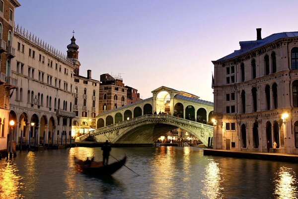 Góndola en el puente de Venecia al atardecer