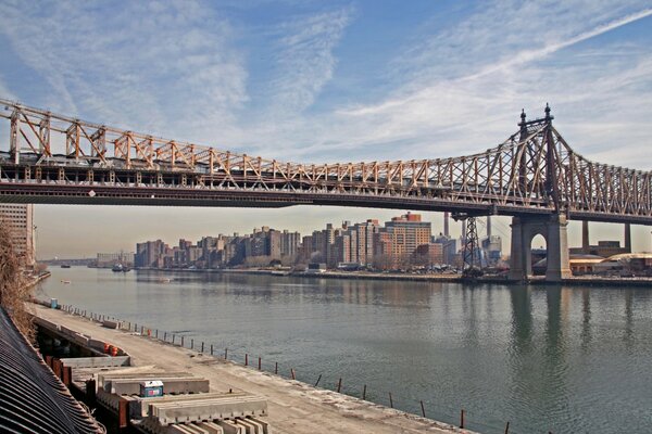 Puente sobre el río y el terraplén