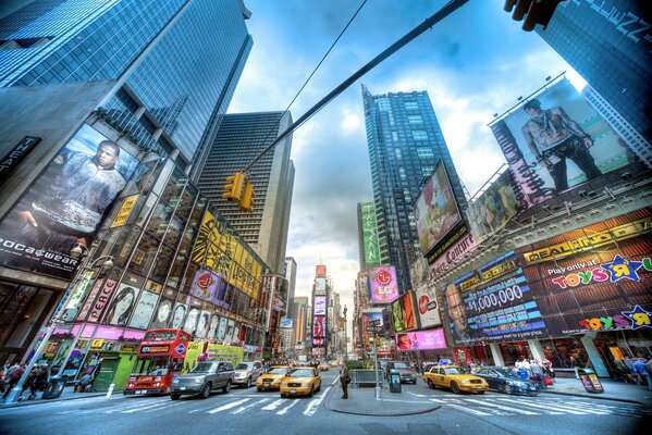 Нью-йорк перекресток высотки люди машины