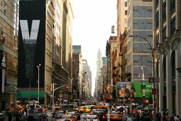 Taxi dans la ville de New York parmi les gratte-ciel