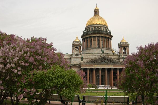 Blick auf die Isaakskathedrale im Frühling