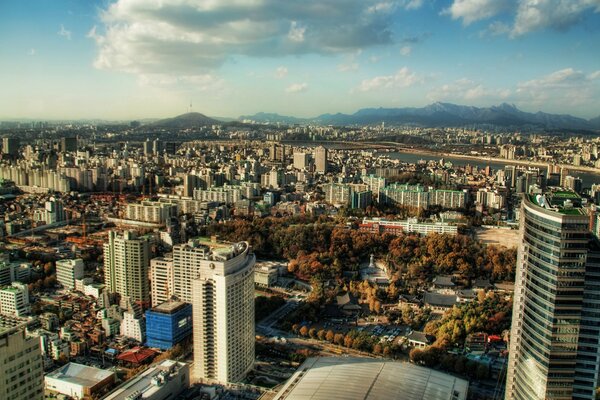 Vista de la ciudad desde la cima de la montaña de la casa