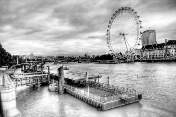 Лондонское колесо обозрения у Темзы