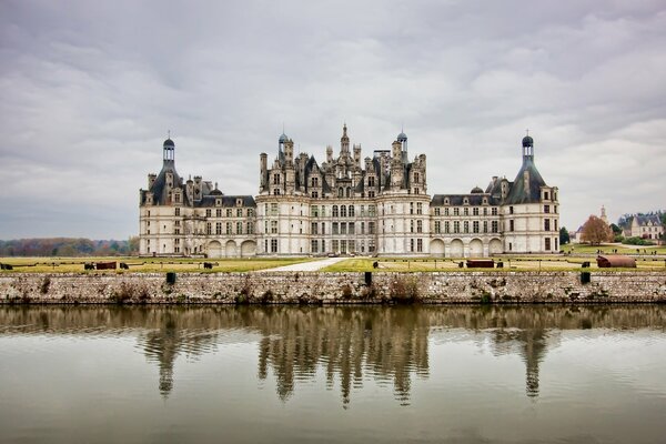 Francia Castello tra le nuvole, cielo in acqua