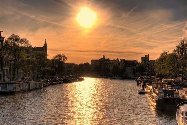 Tramonto sul fiume Amsterdam barche e sole