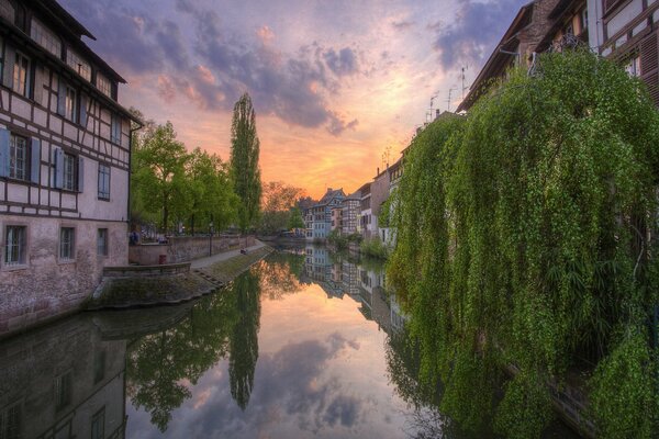 Hermosa vista del canal . Las nubes son como bolsas de aire . Casas envueltas en árboles