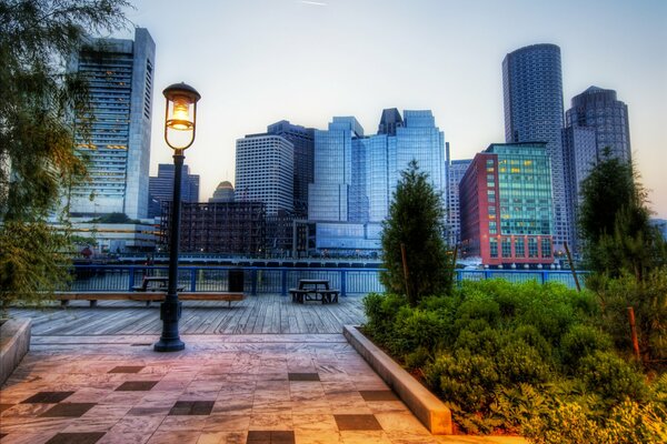 Laterne im Boston Park vor dem Hintergrund von Gebäuden